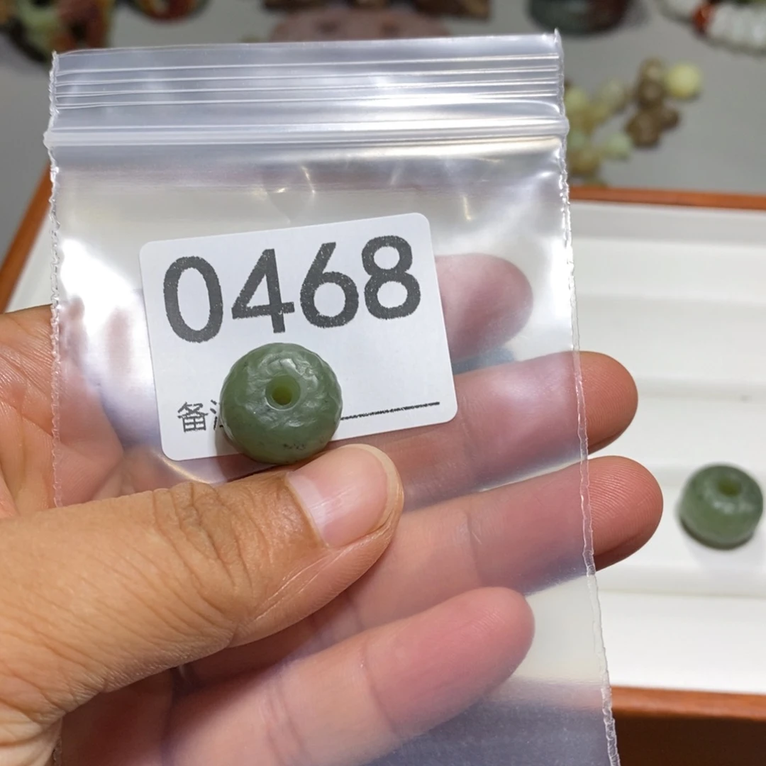 颈饰未镶嵌透闪石质玉海*?