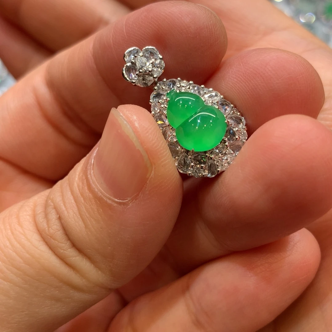 翡翠18K金镶嵌颈饰吊坠