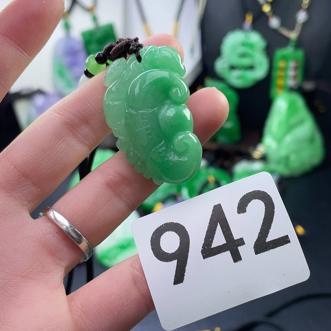 翡翠未镶嵌吊坠(赠链)