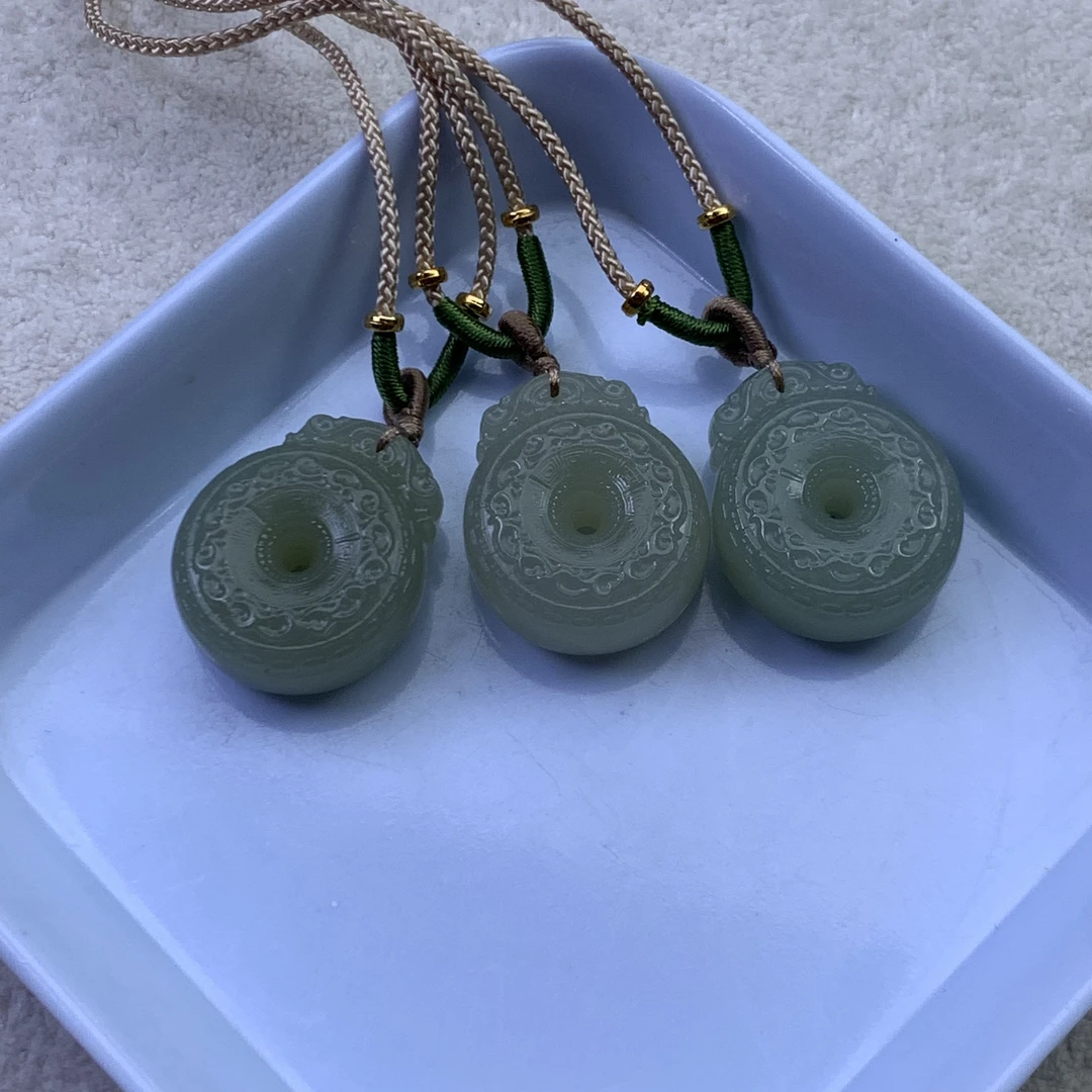 LJ0708天然和田玉吊坠多样性发其一