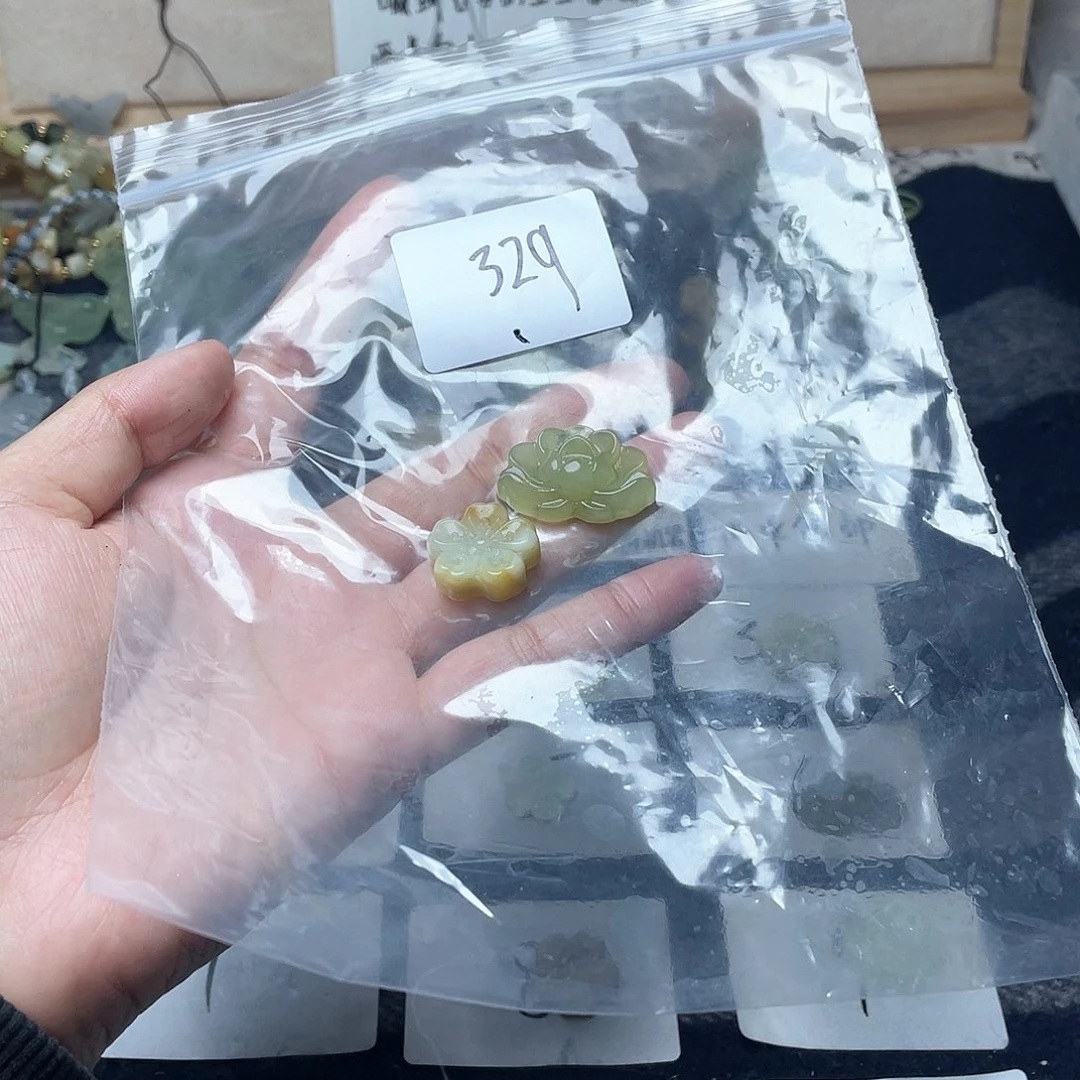 蛇纹石玉颈饰未镶嵌小****刻