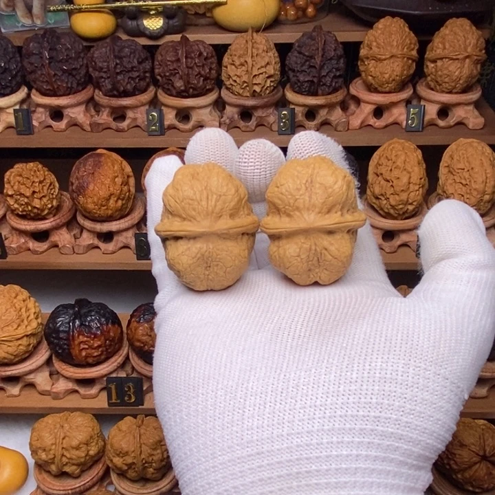 核桃把件方尊元宝云铁