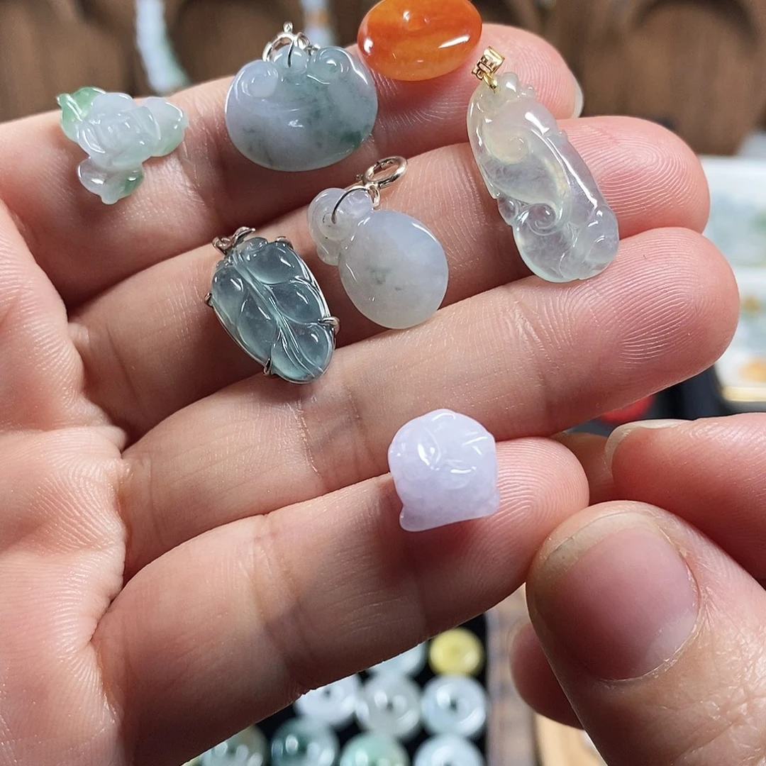 小****翡翠未镶嵌颈饰小滴溜