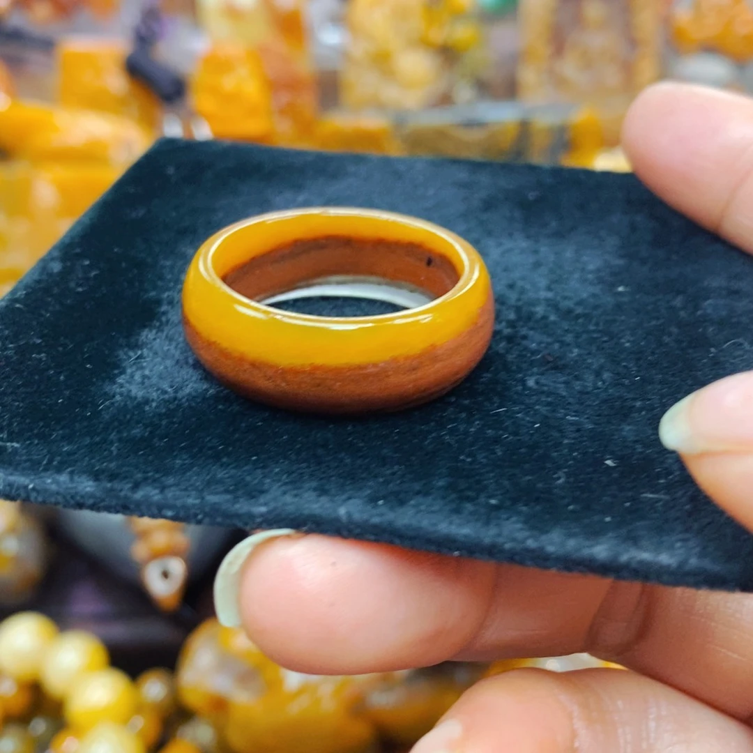 未镶嵌石英质玉（黄龙玉）颈饰