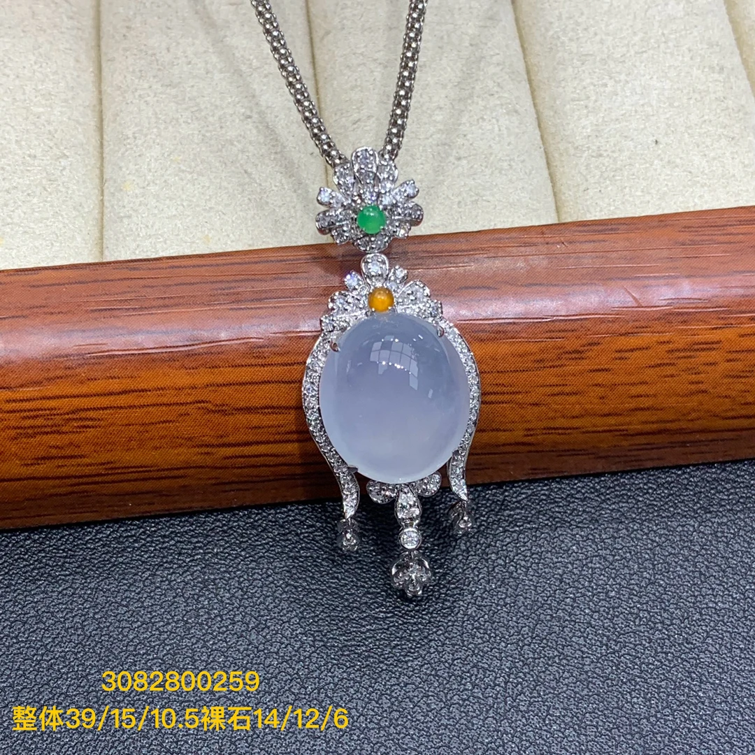 三月新品推荐中千特惠价18k镶嵌白冰蛋面设计款翡翠吊坠新中式