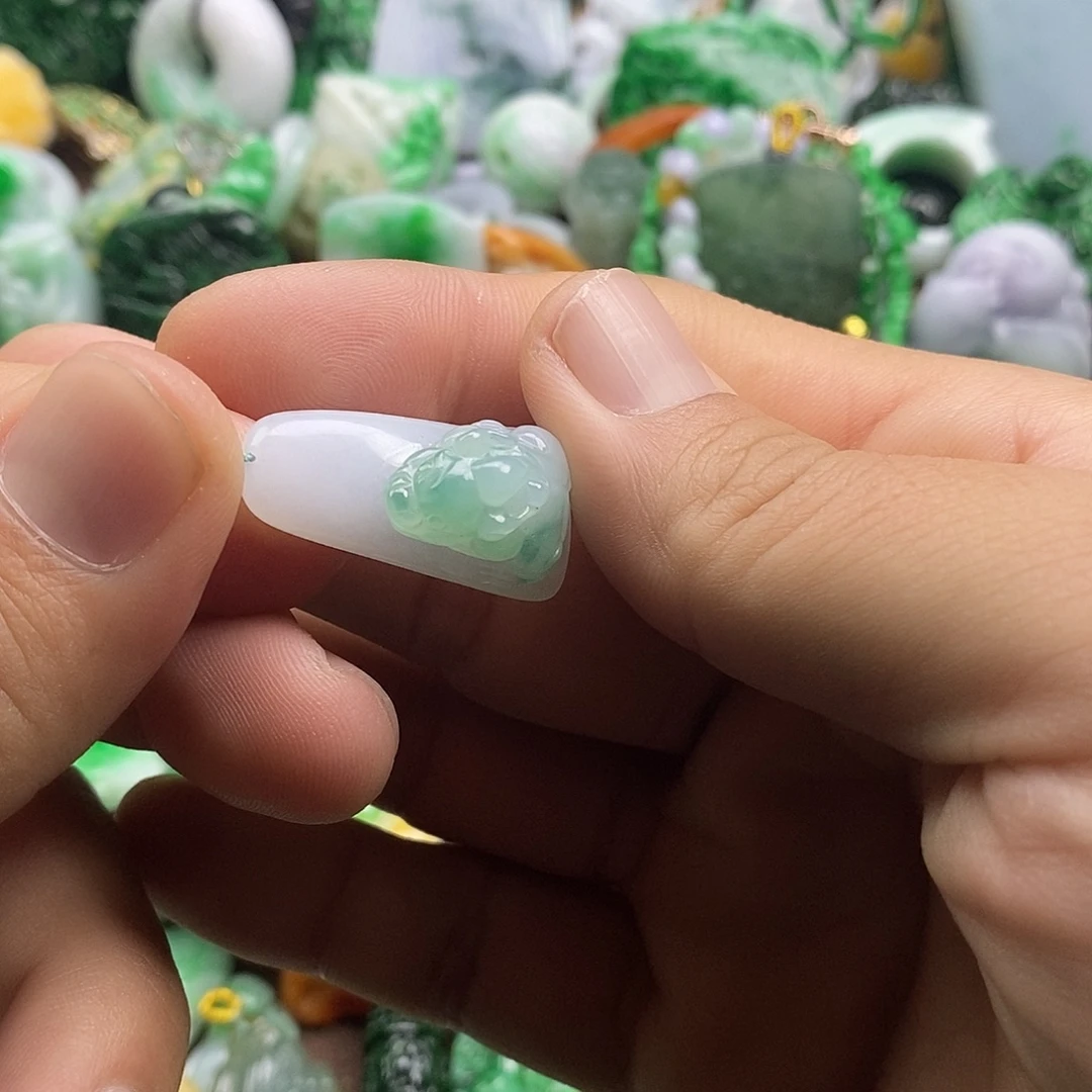 翡翠未镶嵌颈饰貔貅