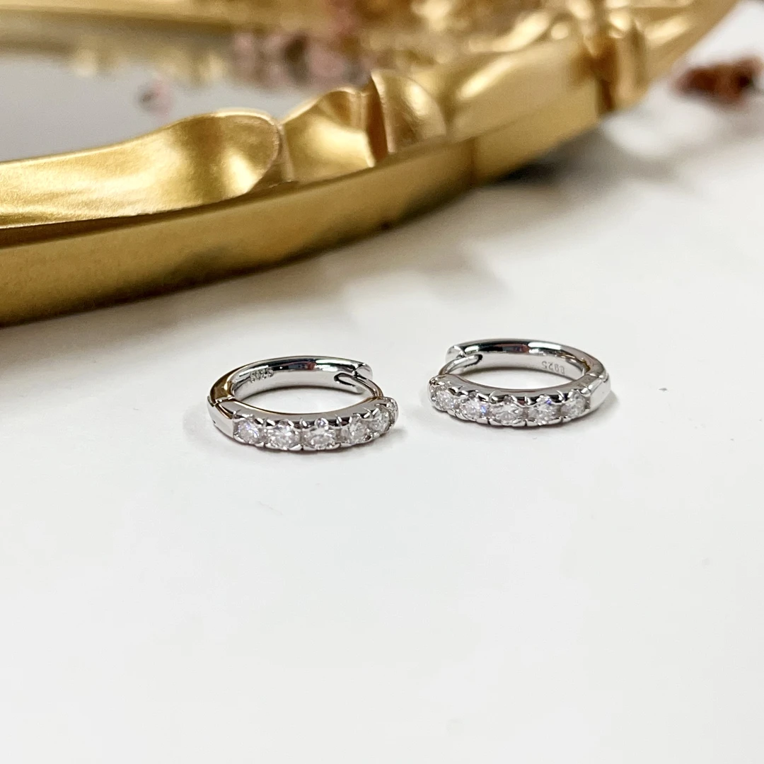 925银耳饰 【小宝珠宝】27 T73779-s925银镶莫桑耳扣-0.6ct