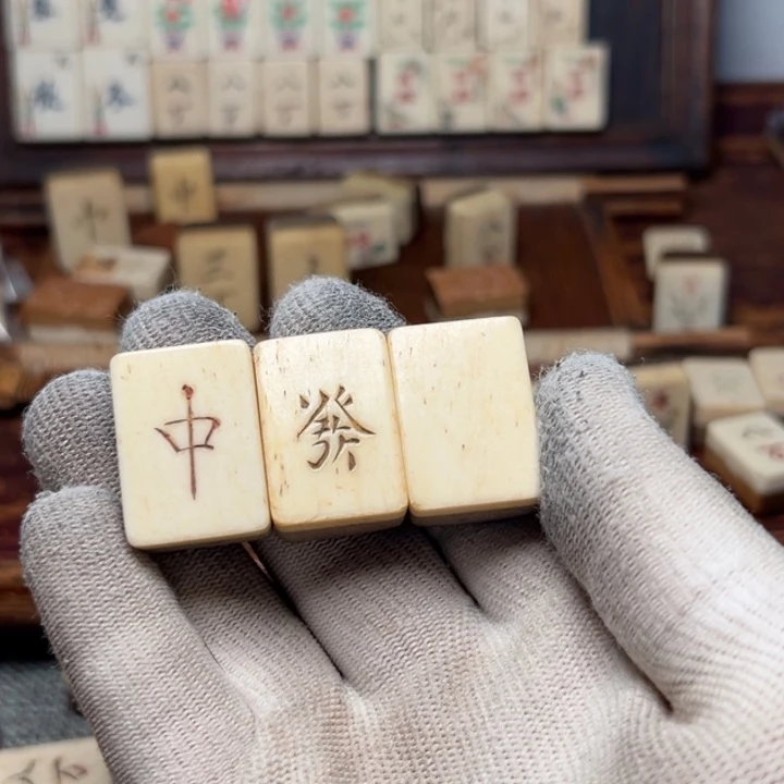 （***缘实心竹雕刻手把件