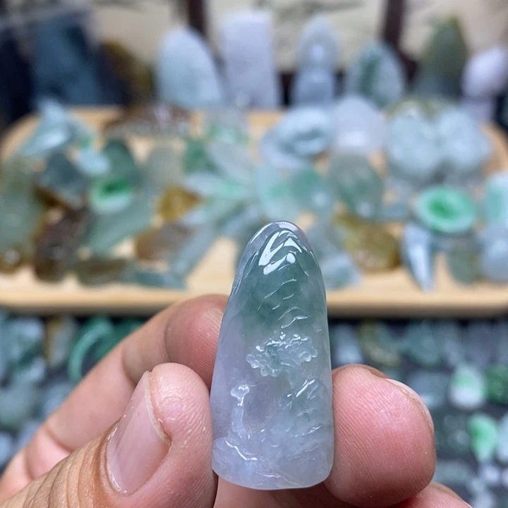 翡翠未镶嵌颈饰山水