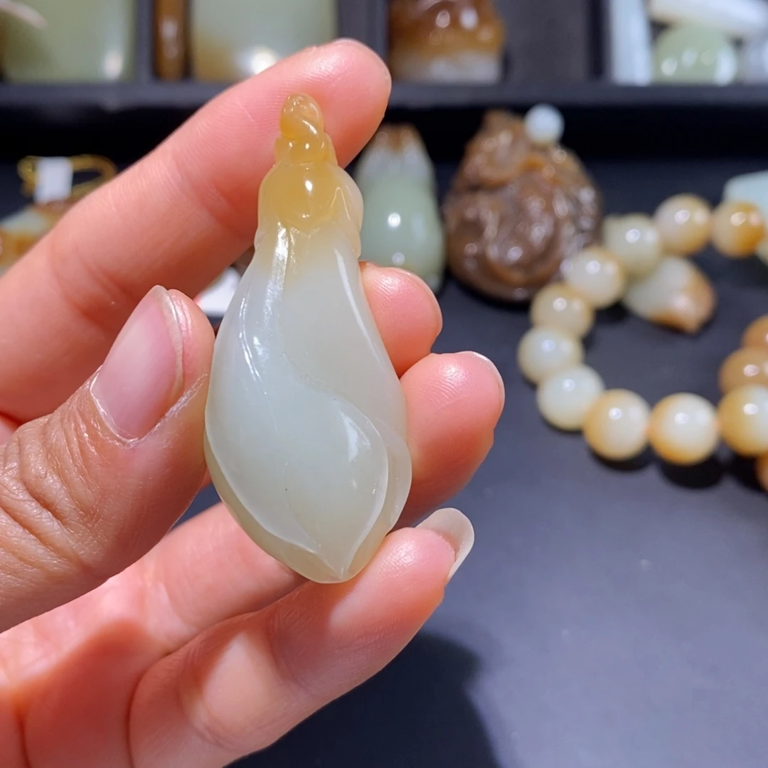 颈饰未镶嵌和田玉（糖玉）