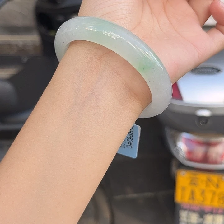 翡翠未镶嵌手镯冰绿