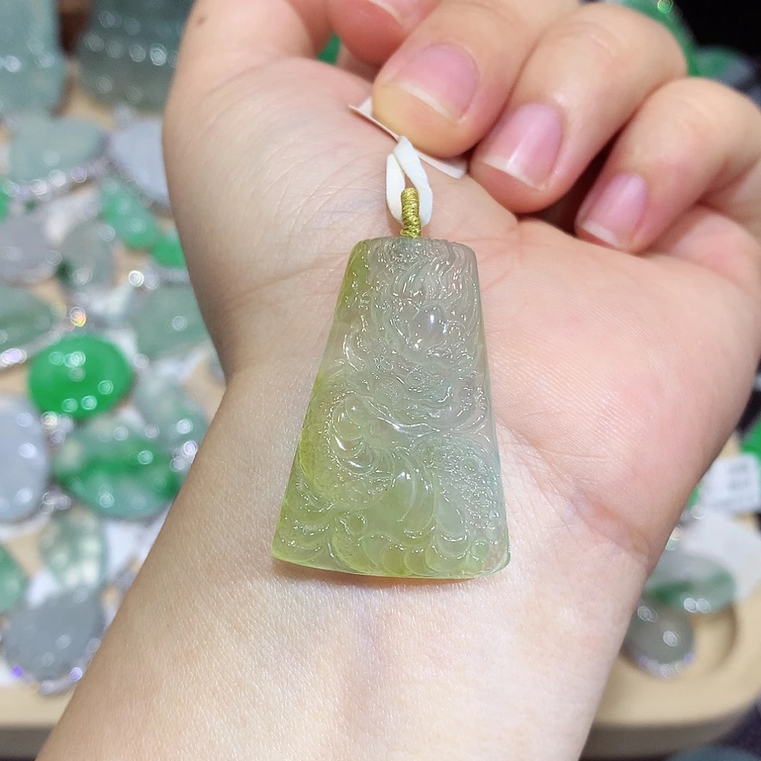 翡翠未镶嵌颈饰龙牌