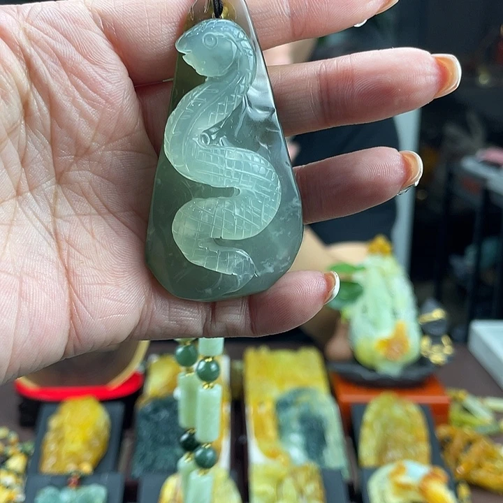 蛇纹石玉未镶嵌颈饰