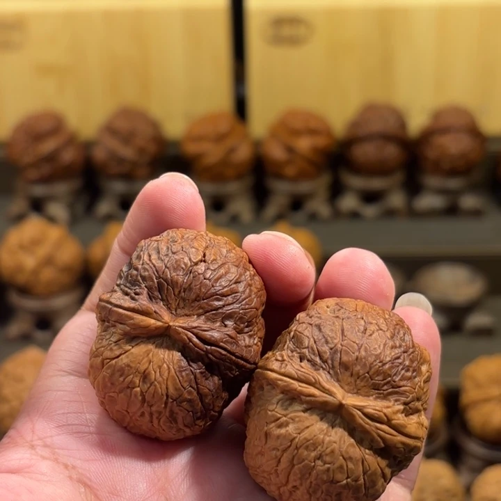 文玩核桃把件蟒纹虎头