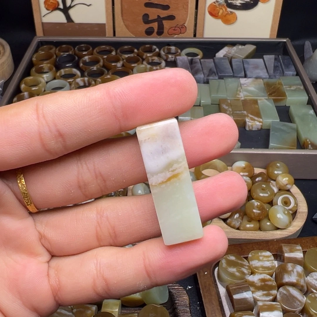 时***妹和田玉（糖玉）未镶嵌珠宝奇石牌子