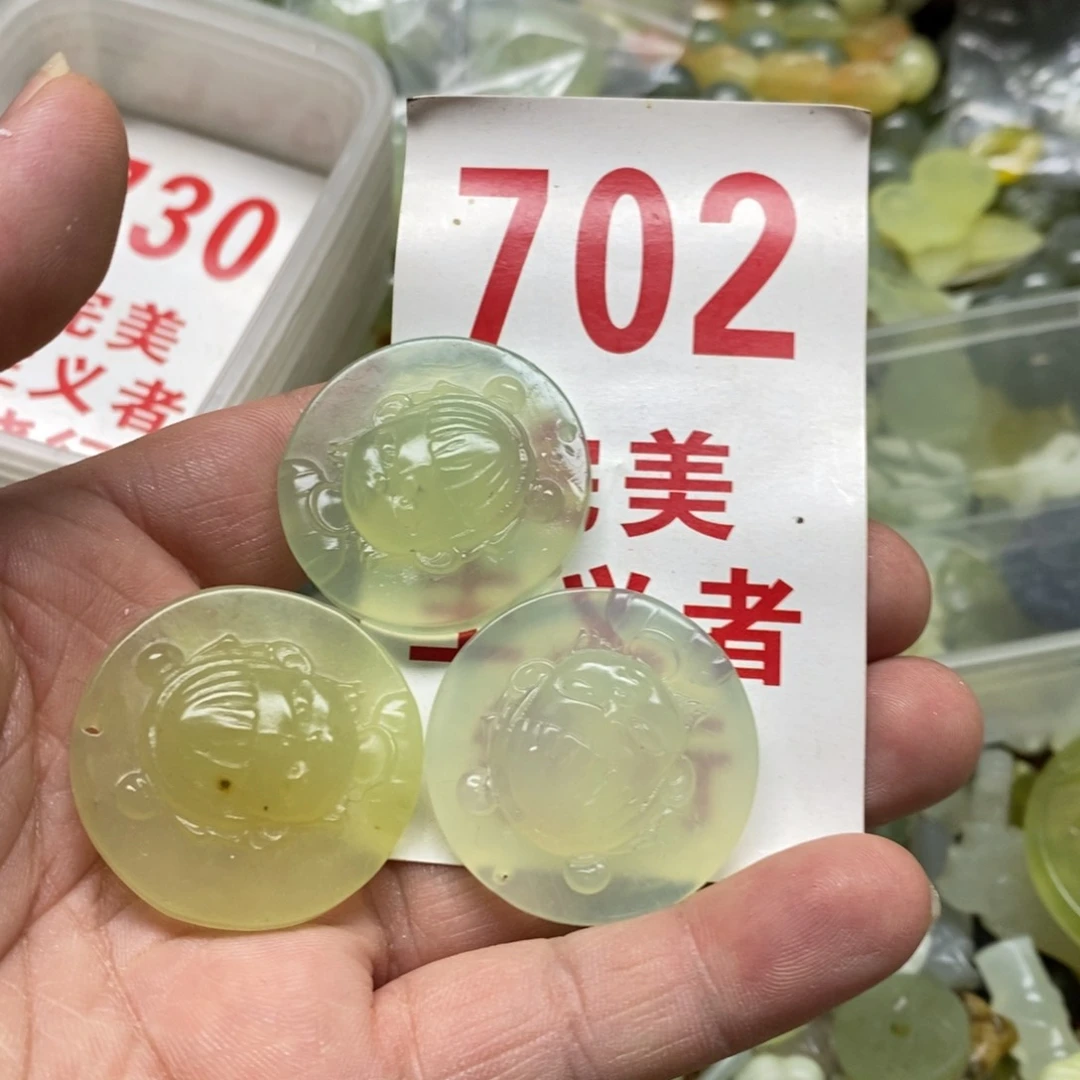 透闪石-蛇纹石玉挂坠未镶嵌