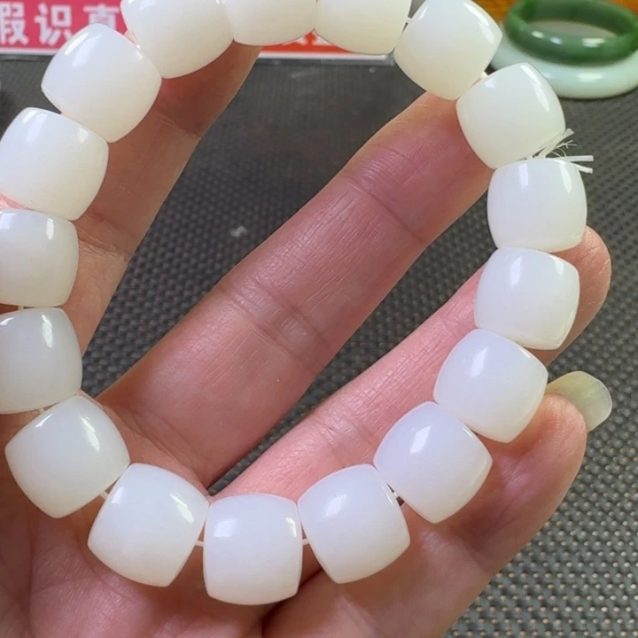 L***n和田玉未镶嵌颈饰