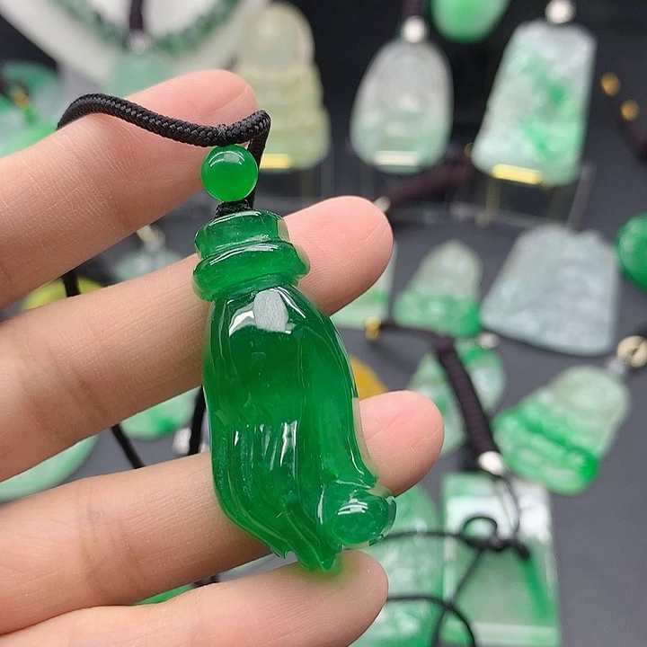 翡翠未镶嵌吊坠(赠链)