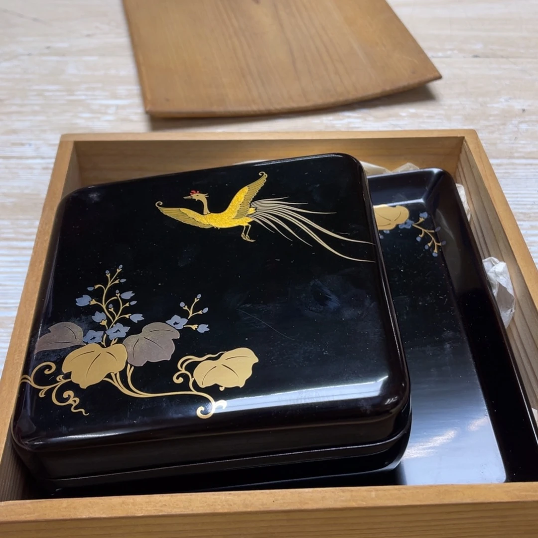 瓷片密密麻麻地排列着一个大