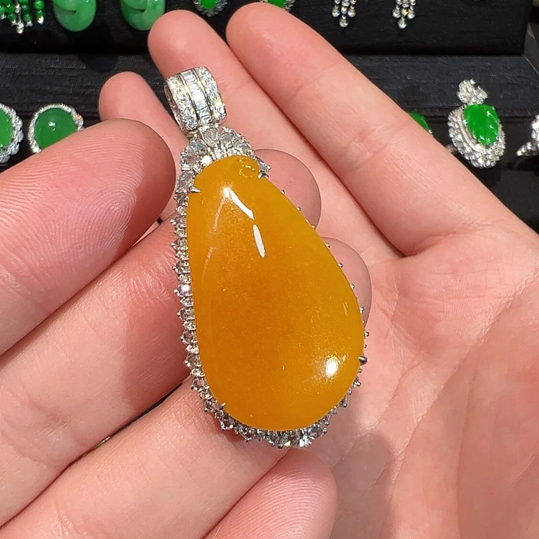 翡翠18K金镶嵌颈饰福瓜