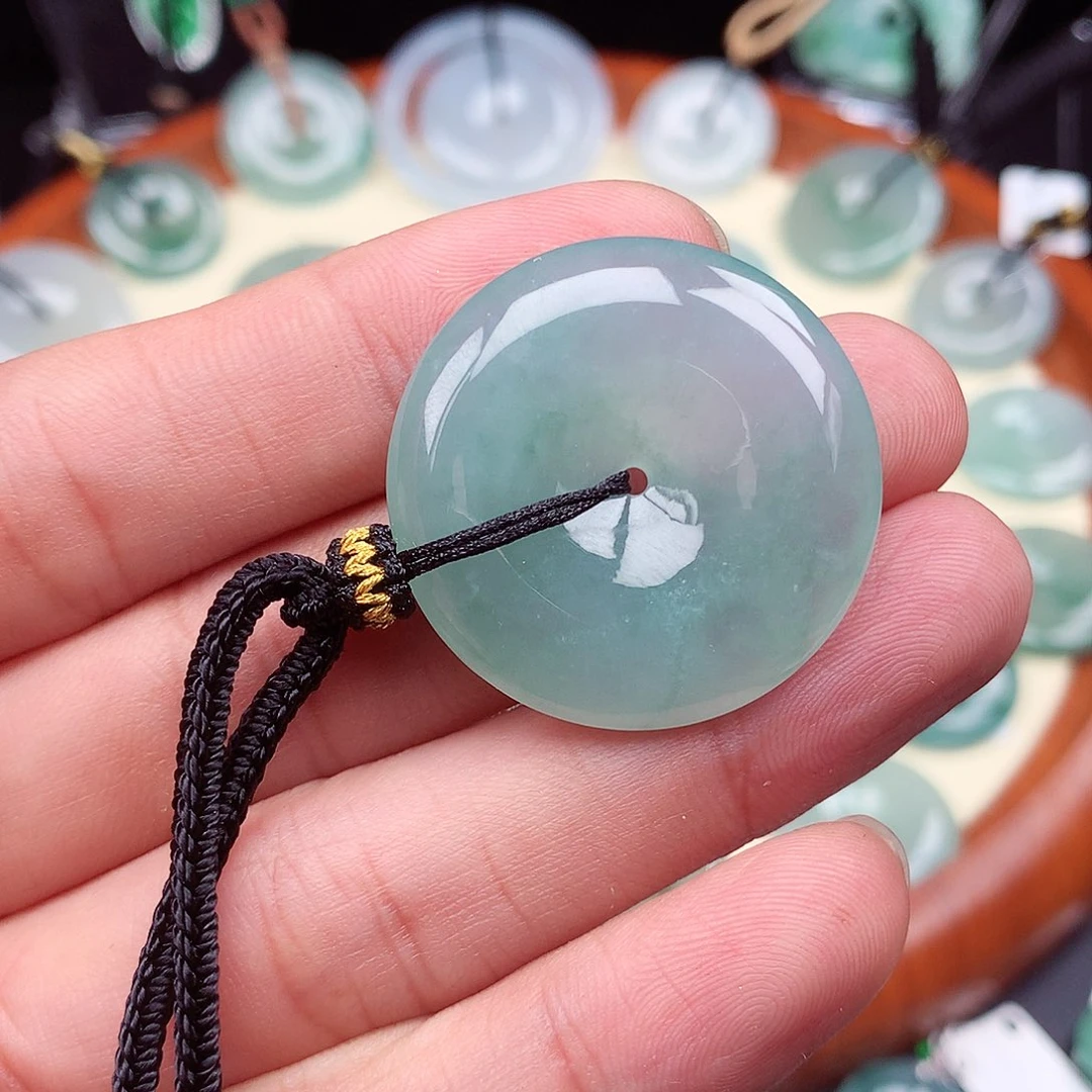 翡翠颈饰未镶嵌平安扣