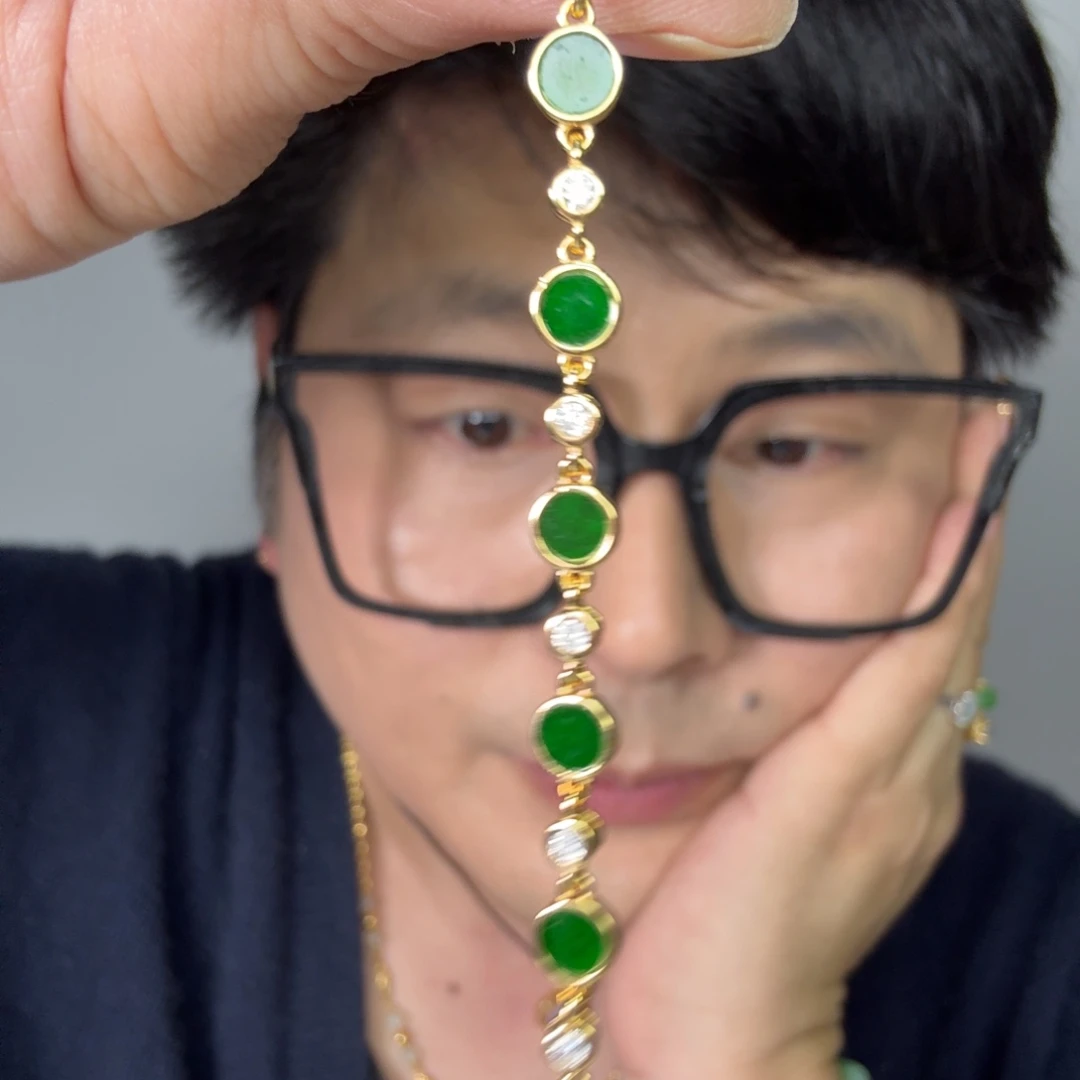 翡翠未镶嵌颈饰一件