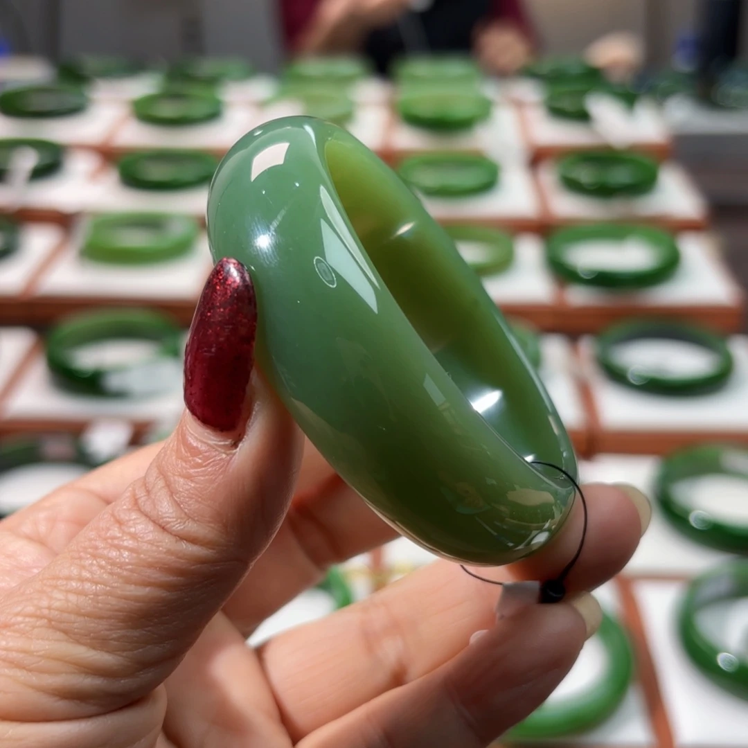 未镶嵌手镯和田玉龙**跃