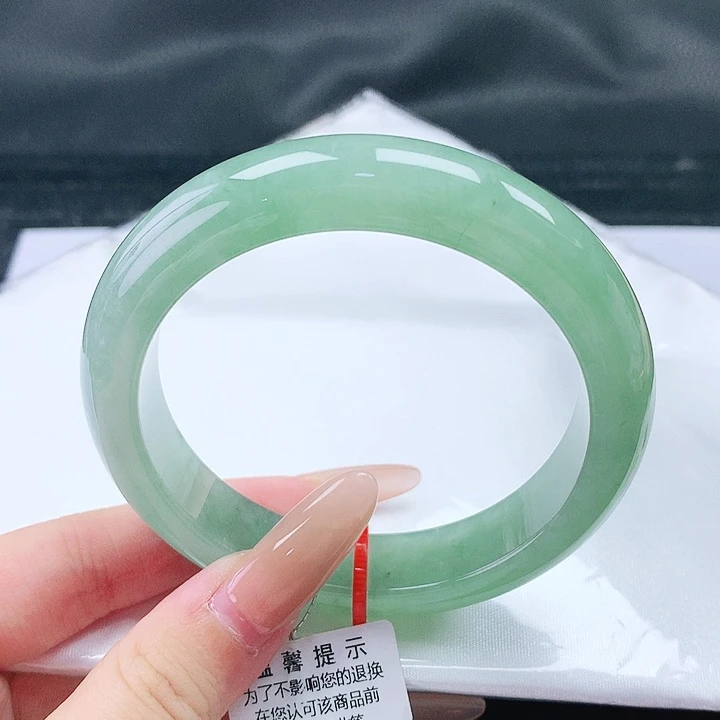 翡翠手镯未镶嵌56圈