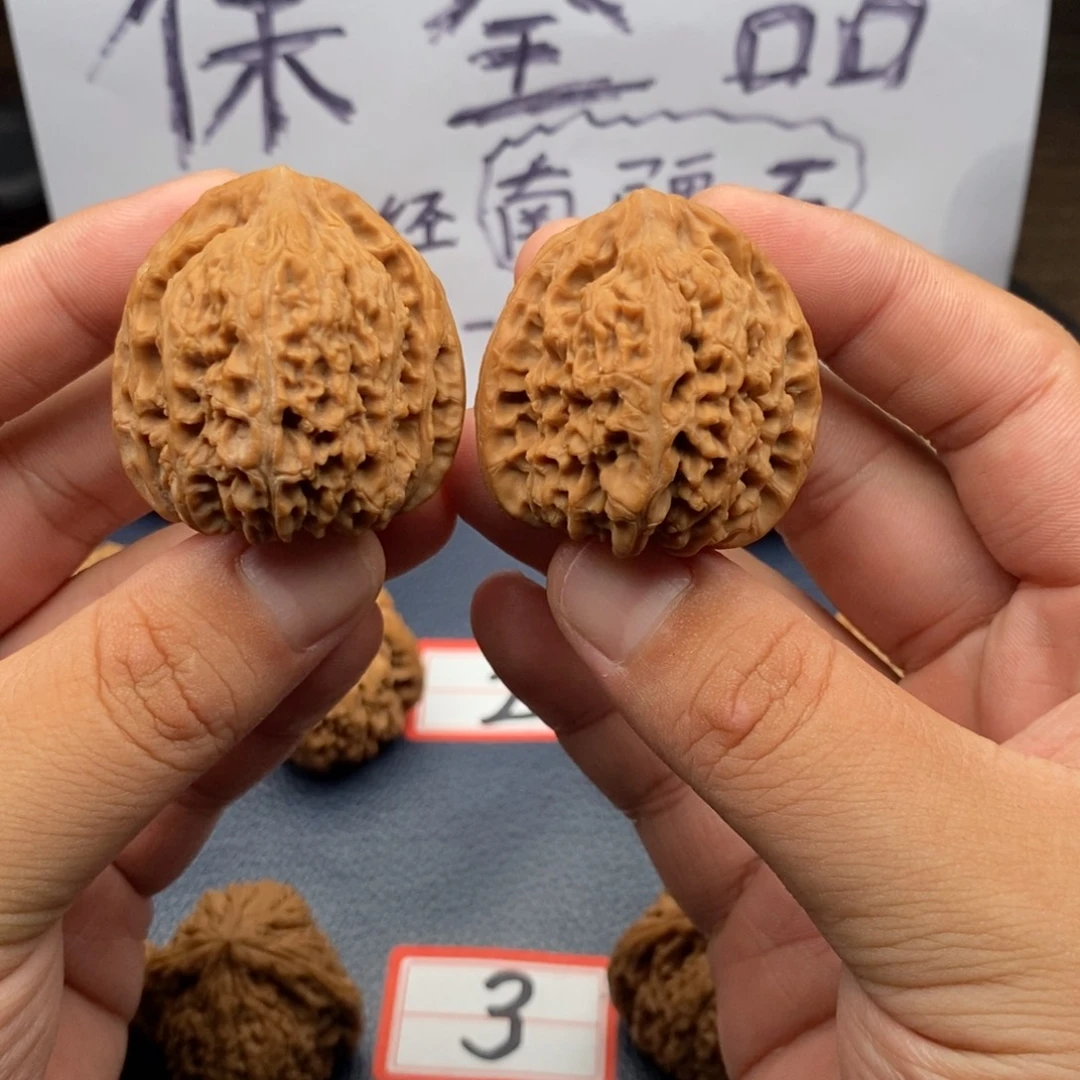 文玩核桃把件0401三角万字纹一字底