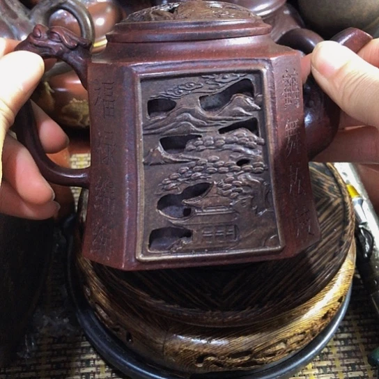 茶壶紫砂原矿泥料手工制作的一把紫砂壶。