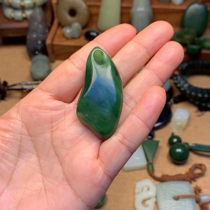 大***图和田玉未镶嵌颈饰