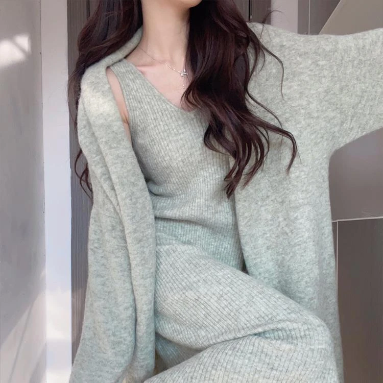 法国针织吊带连衣裙的妇女在夏天与一套完整的优雅修身长毛衣夹克