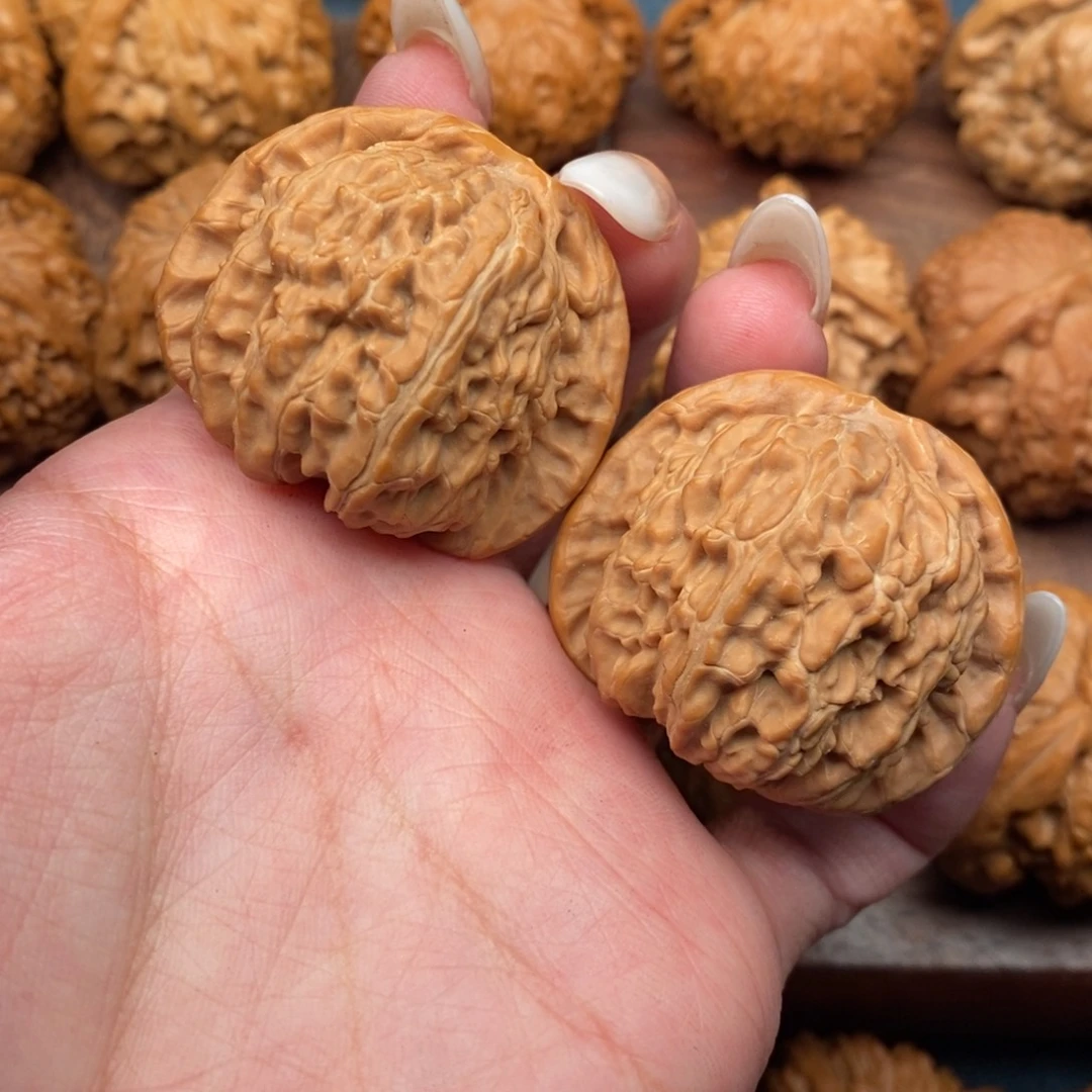 文玩核桃把件红皮同树白狮子39.5