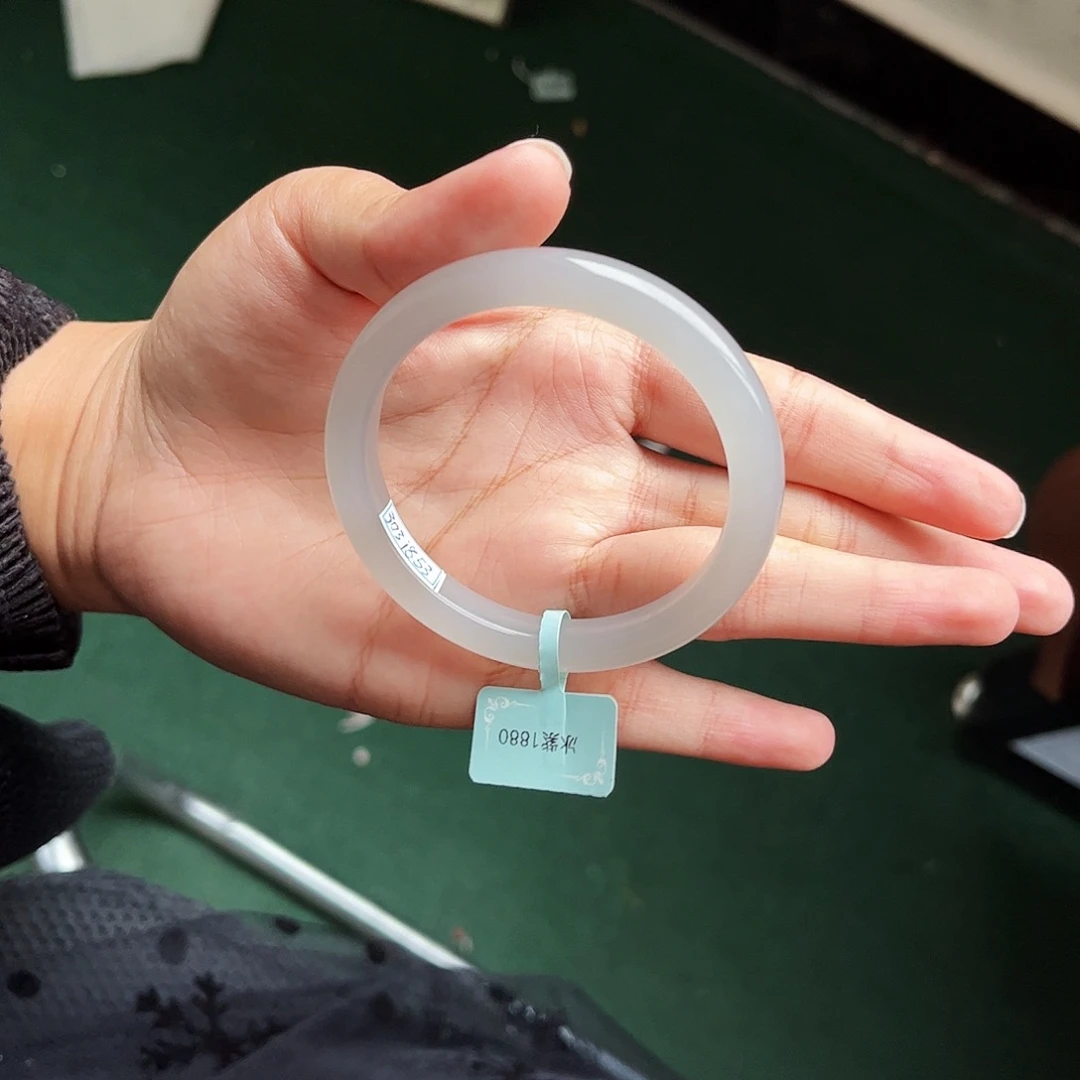 和田玉手镯未镶嵌大***?