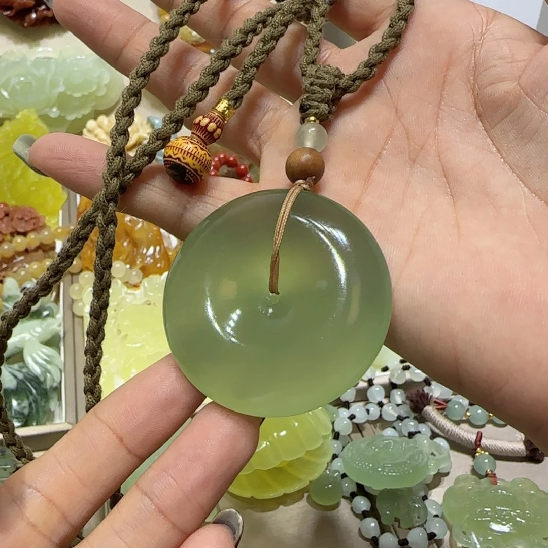 未镶嵌蛇纹石玉吊坠