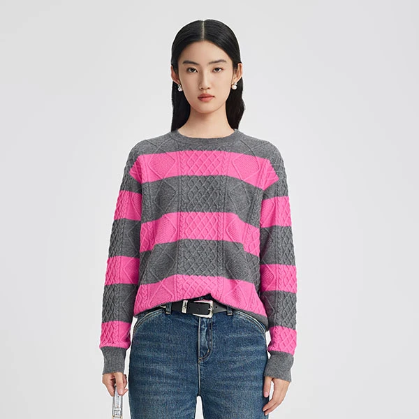 三彩3COLOUR.25春时尚宽松玫红色条纹毛针织衫S25116102M00