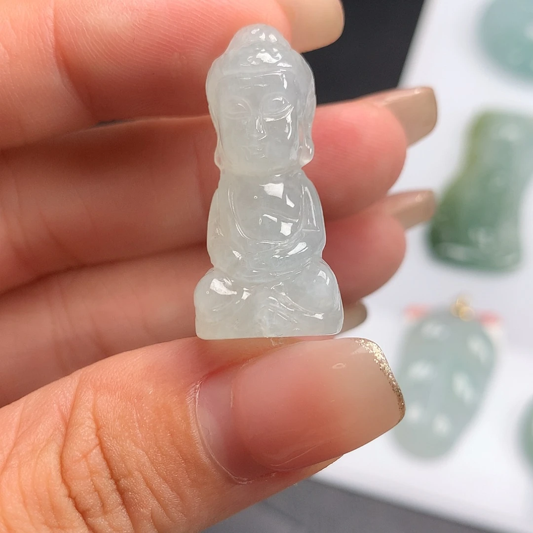 翡翠未镶嵌颈饰大日宝宝