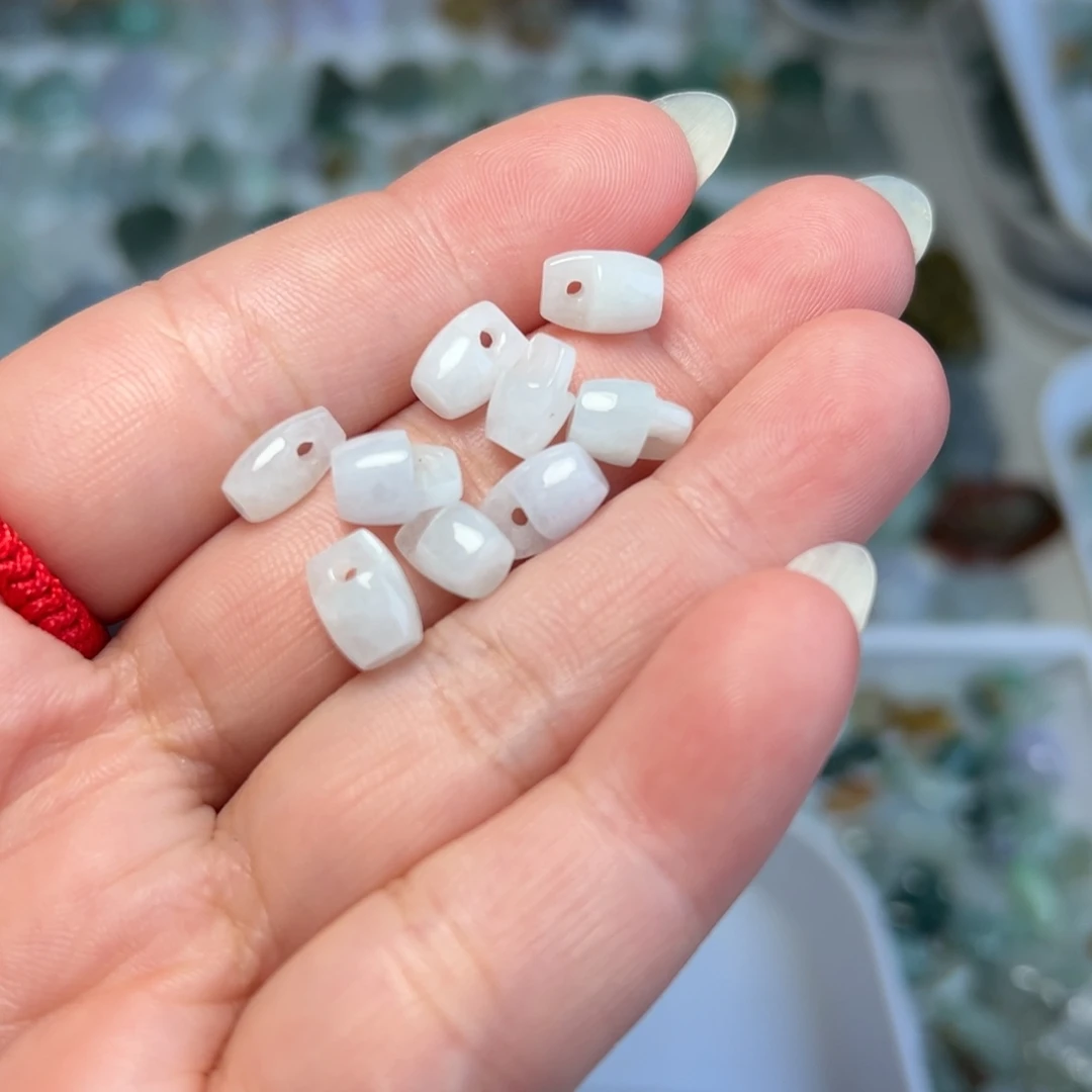 翡翠未镶嵌颈饰小水桶一个10块