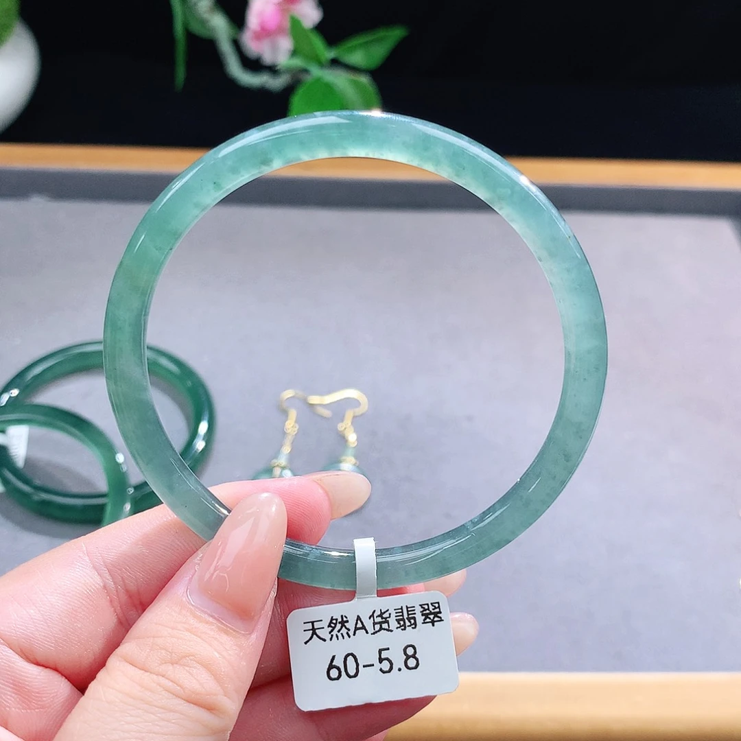 未镶嵌手镯（圆镯）翡翠