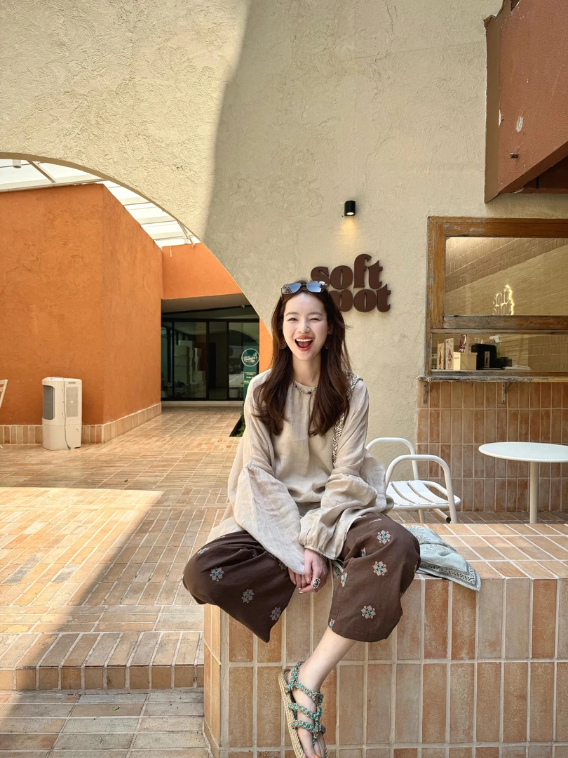 清冷感杏色泡泡袖系慵懒风复古文艺休闲宽松衬衫咖色微喇裤套装