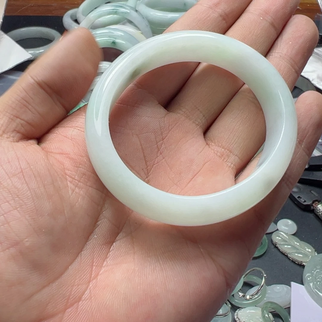 翡翠手镯未镶嵌55.3飘花细腻贵妃