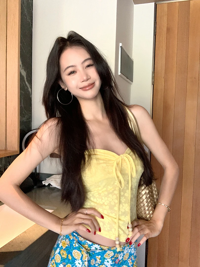 法式性感白色挂脖立体花朵纹路设计感上衣女春夏辣妹抽绳抹胸背心