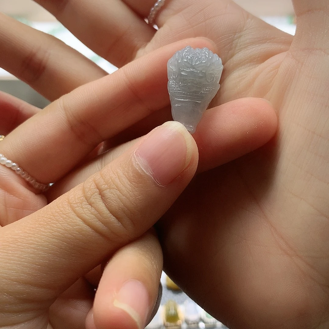 翡翠未镶嵌颈饰三通