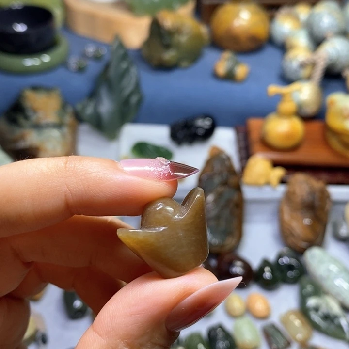 未镶嵌透闪石质玉挂件