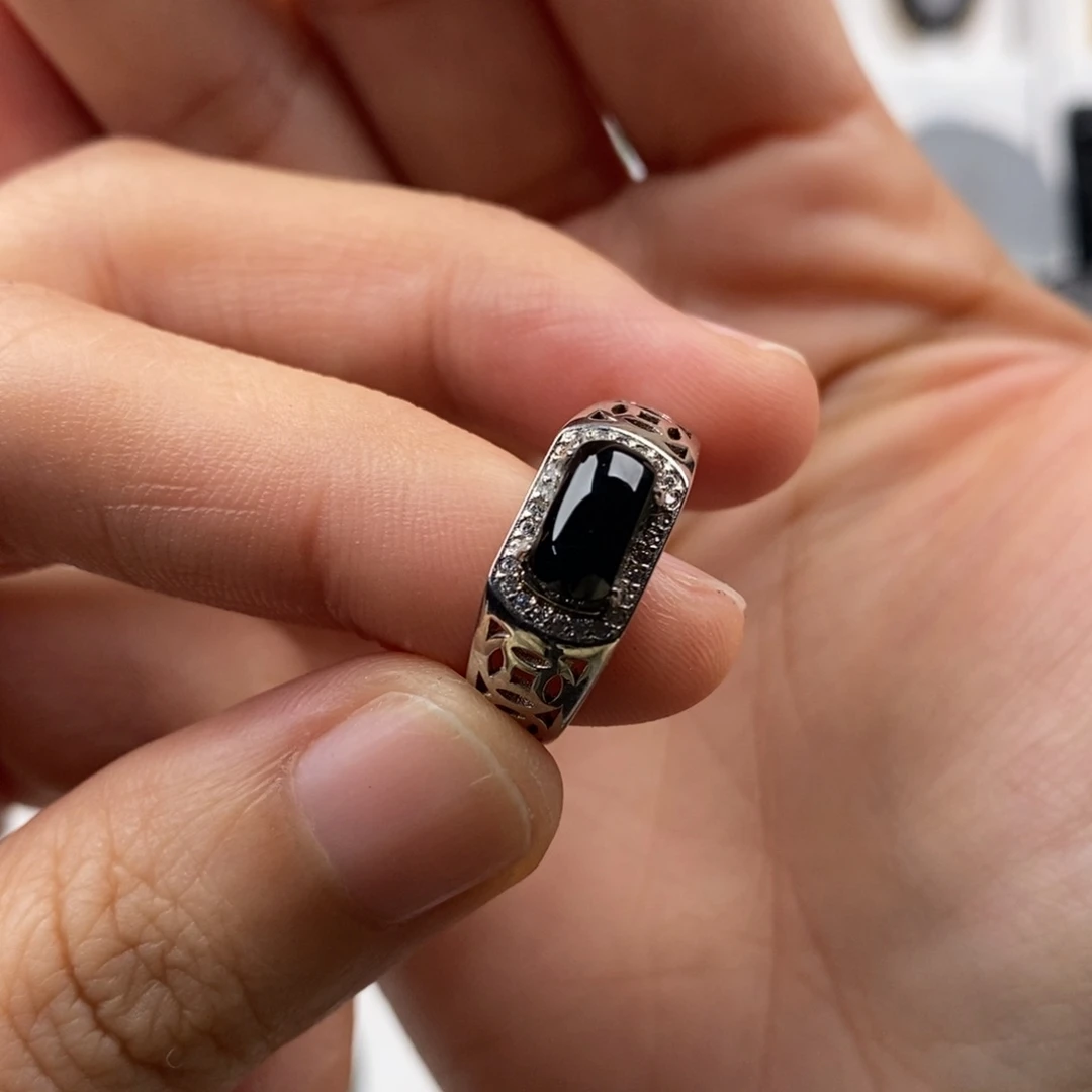 颈饰未镶嵌翡翠戒指