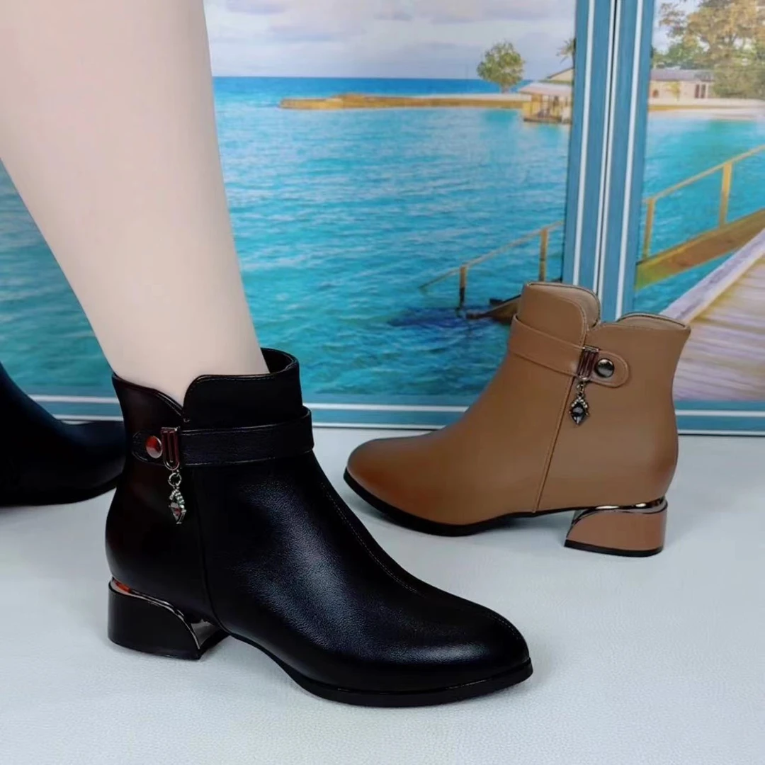 秋冬季2公分新款时尚加绒舒适短靴女简约百搭气质软底妈妈鞋