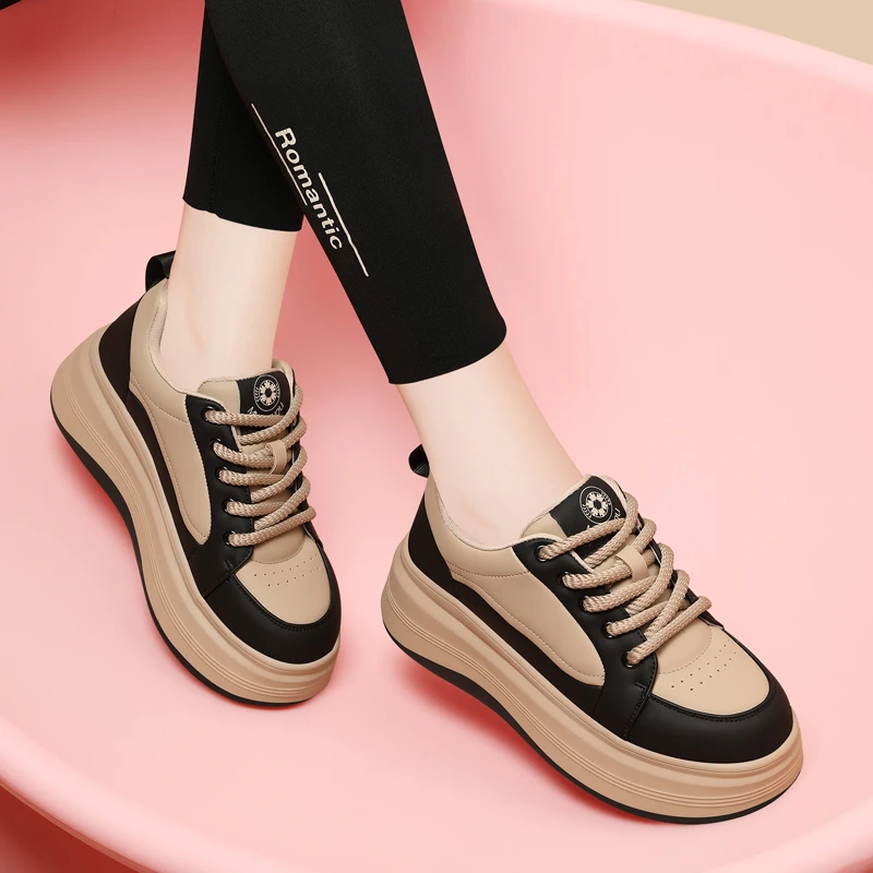 棕色厚底增高板鞋女款2025年新款春秋季百搭休闲平底圆头运动鞋子