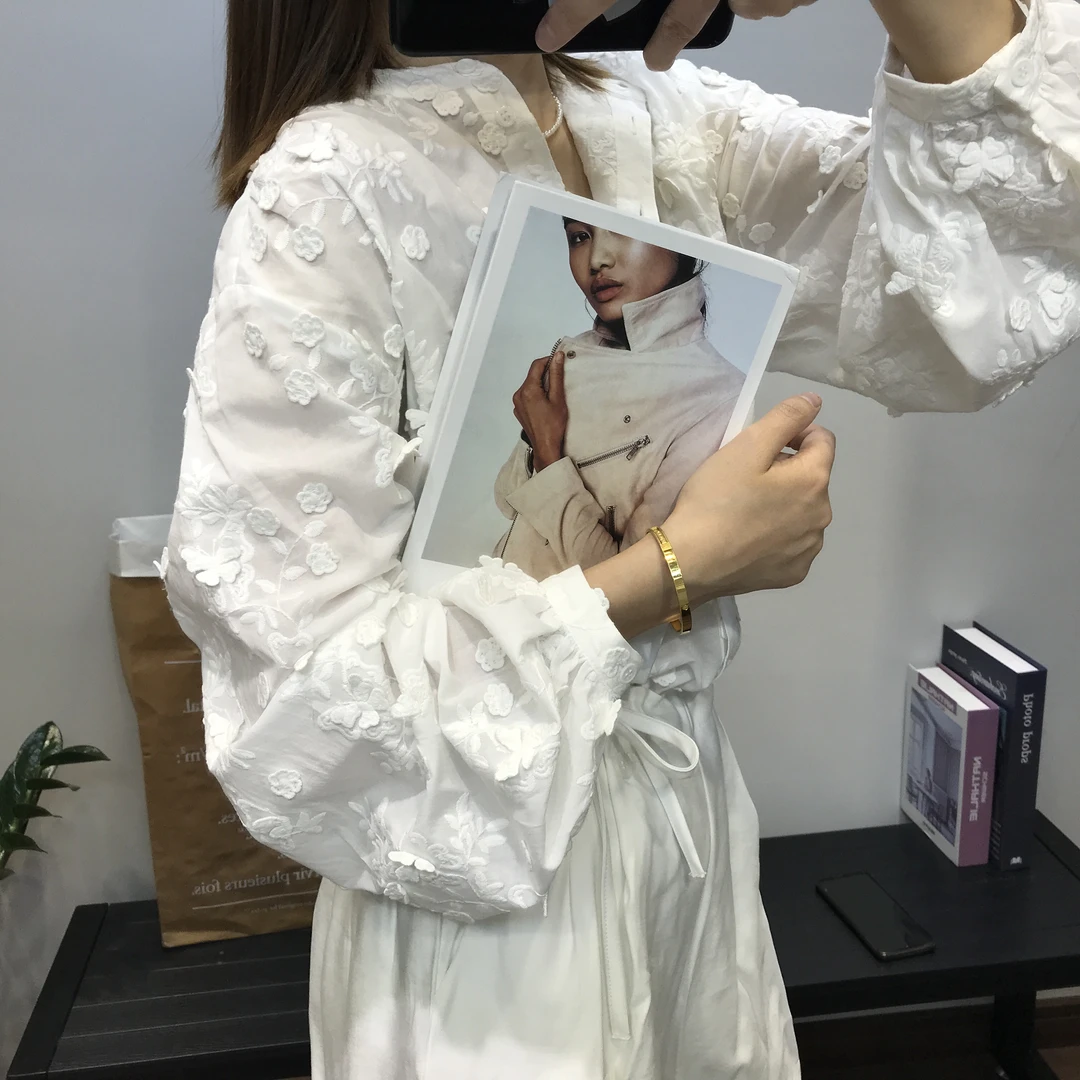 春夏秋 法式浪漫 精致立体花朵蝴蝶刺绣 圆领长袖灯笼袖衬衫上衣
