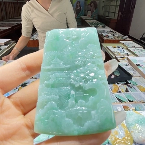 翡翠未镶嵌颈饰一个