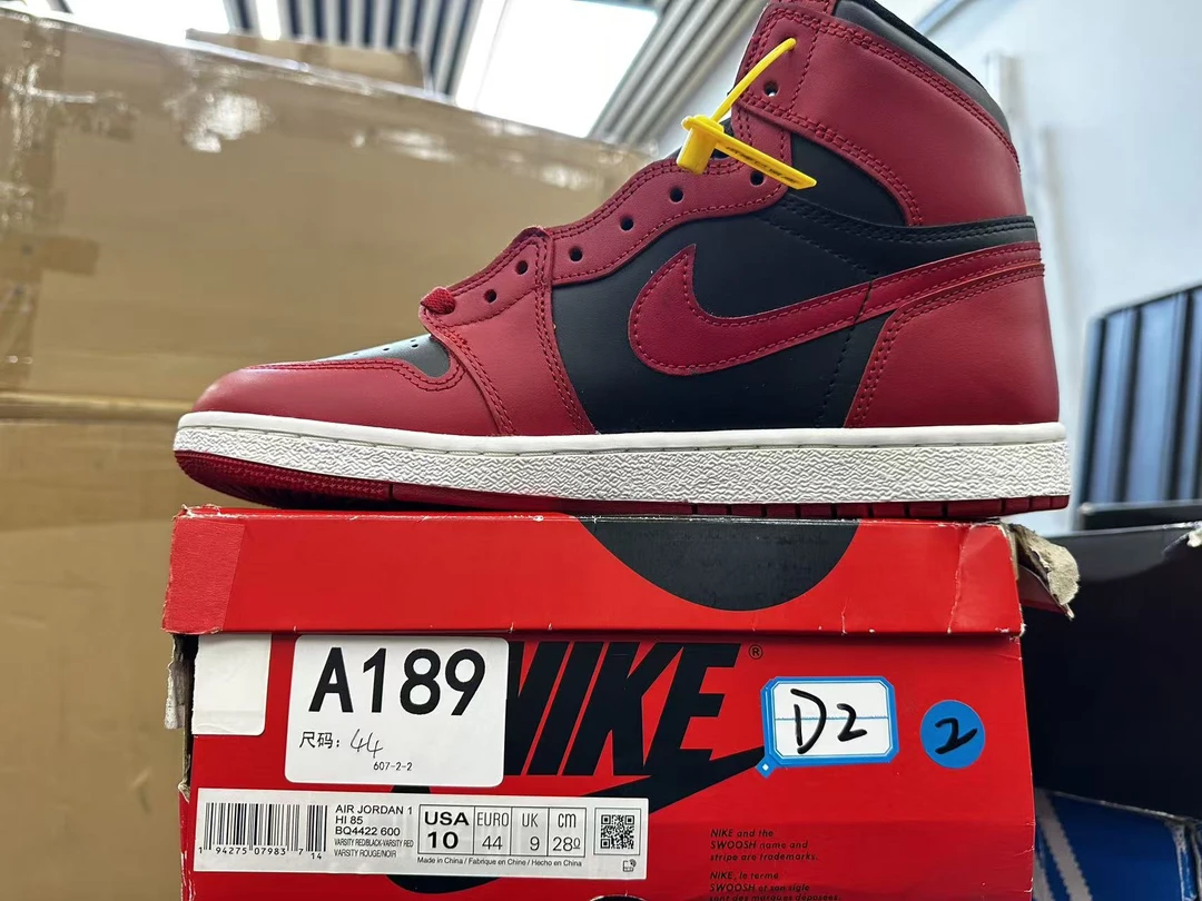 Nike aj1黑红  全新原盒 44码  11月21 bai  A189